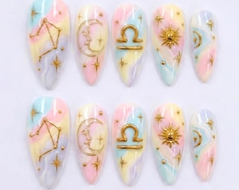 Uñas postizas 3D asimétricas del signo zodiacal Libra con sol y luna celestiales dorados / Uñas postizas en almendra / Arte astrológico de galaxia arcoíris pastel