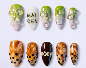 Uñas postizas con diseño asimétrico de té matcha y perlas de tapioca con cubitos de hielo 3D / Uñas cortas almendradas / Arte de cafetería