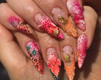 Uñas postizas 3D tropicales asimétricas con estrella de mar y flor de hibisco / Uñas postizas largas estilo stiletto / Uñas maximalistas de sirena con puesta de sol veraniega