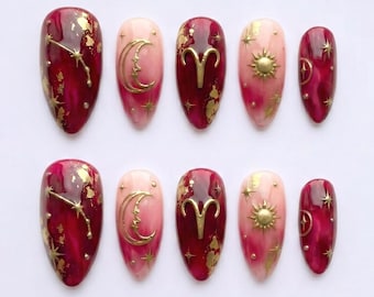 Uñas postizas 3D asimétricas con el signo zodiacal de Aries, con sol y luna celestiales dorados / Uñas postizas en almendra / Arte astrológico de mármol de cuarzo rosa y rojo