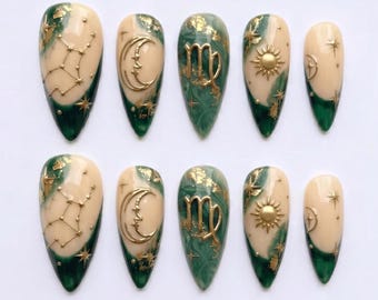 Uñas postizas 3D asimétricas con el signo zodiacal Virgo, con sol y luna celestiales dorados / Uñas postizas almendradas / Lujoso diseño astrológico de mármol verde esmeralda