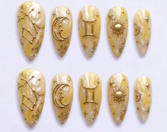 Uñas postizas 3D asimétricas con el signo zodiacal Géminis, con sol y luna celestiales dorados / Uñas postizas en forma de almendra / Arte astrológico de mármol ámbar amarillo de lujo