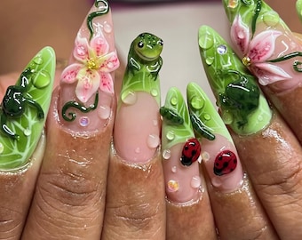 Uñas postizas 3D con diseño asimétrico de rana y mariquita, con lirio rosa y gota de agua / Uñas largas de estilo stiletto / Arte cottagecore inspirado en la naturaleza