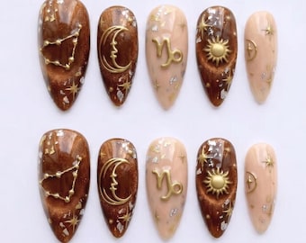 Uñas postizas 3D asimétricas con el signo zodiacal Capricornio, con sol y luna celestiales dorados / Uñas postizas almendradas / Arte astrológico de lujo en forma de ojo de gato marrón