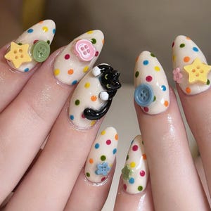 Kidcore Craft Press On Nails met 3D Black Cat en knopen | Middelgrote nepnagels amandel | Kawaii handgemaakte nailart voor feest, cadeau