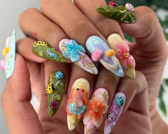 Uñas postizas maximalistas estilo Fairycore con rana, seta y mariquita en 3D / Uñas postizas 3D estilo stiletto / Arte de uñas artesanal con temática de naturaleza para el verano