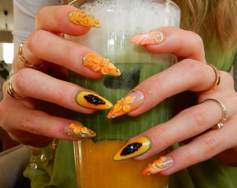 Uñas postizas 3D tropicales asimétricas con diseño de papaya y rodajas de cítricos / Uñas postizas largas estilo stiletto / Uñas maximalistas con diseño de frutas veraniegas