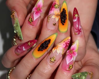 Tropische Press on Nails mit 3D Papaya, Blume & Palme | 3D Fake Nägel im Langen Stiletto | Helle handgemachte Nailart für Sommer, Trip