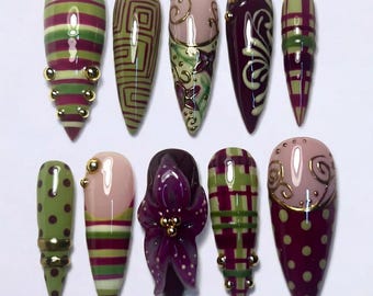 Niet-overeenkomende vintage pruim, olijfpers op nagels met 3D-bloem en goudchroom | Nepnagels in lange stiletto | Retro geruite kunst