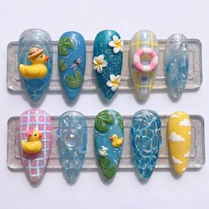Uñas postizas de fiesta en la piscina con diseño asimétrico de patito de goma 3D, flotador y ondas de agua / Uñas postizas 3D en forma de almendra / Arte de uñas hecho a mano estilo Kawaii de verano
