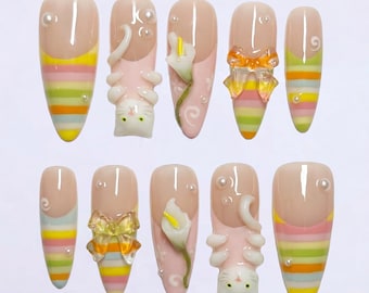 Uñas postizas 3D Kawaii con diseño de gato blanco, rayas arcoíris en tonos pastel y lirio cala / Uñas largas almendradas / Coquette Art