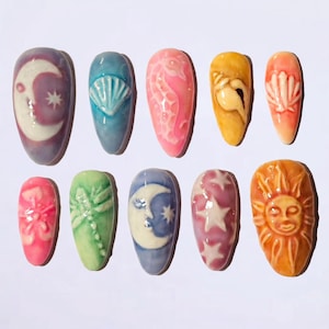 Uñas postizas de cerámica desiguales con diseño 3D de sol, luna, estrella y concha marina / Uñas postizas 3D en forma de almendra / Arte de uñas bohemio celestial hecho a mano