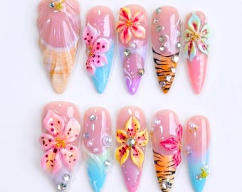 Uñas postizas con estampado de flores tropicales 3D asimétrico, estampado de tigre y conchas marinas / Uñas postizas largas de estilo stiletto / Arte maximalista de sirena veraniega