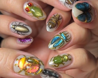 Uñas postizas metálicas asimétricas con diseño de escarabajo y bicho cromado 3D / Uñas postizas ovaladas cortas / Arte Goblincore peculiar