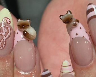 Niedopasowane, nakładane paznokcie z trójwymiarowym kotem syjamskim, kratką i nutą muzyczną | Sztuczne paznokcie 3D w kolorze migdałowym | Kawaii, ręcznie robione zdobienia paznokci na co dzień