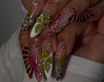 Uñas postizas Cyber Y2K Aura con flor, estrella y línea tribal plateadas en 3D / Uñas postizas 3D en forma de almendra / Diseño de uñas hecho a mano Fairycore para el verano