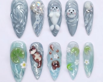 Uñas postizas 3D de foca bebé y nutria desiguales con diseño de estanque de loto / Uñas postizas largas de estilo stiletto / Uñas con adorables ondas de agua oceánicas estilo kawaii
