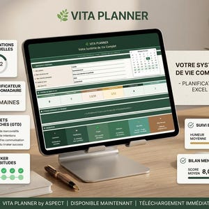 Può includere: Un pianificatore digitale visualizzato su un tablet, tenuto da un supporto argentato. Lo schermo mostra un foglio di calcolo con sezioni verdi e bianche. Il testo sullo schermo recita "VITA PLANNER" e "Votre Système de Vie Complet".