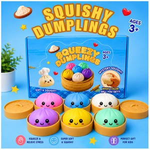 Może przedstawiać: Niebieski zestaw pudełkowy z kolorowymi, miękkimi pierożkami z napisem "SQUISHY DUMPLINGS" i "SQUEEZY DUMPLINGS". Zestaw zawiera sześć różnokolorowych pierożków w małych brązowych pojemnikach. Widoczny jest również tekst "AGES 3+".