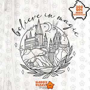 Pode incluir: Ilustração a preto e branco com um castelo, uma lua crescente, estrelas e as palavras "believe in magic". O design inclui uma coroa de flores, uma chave voadora e um pomo de ouro. A imagem está rotulada como "300 DPI Alta Resolução".