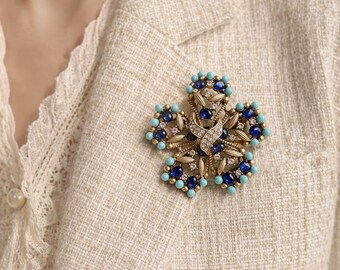 Vintage bloemenbroche, turquoiseblauwe glazen reversspeld, verguld koper, retro pakaccessoire