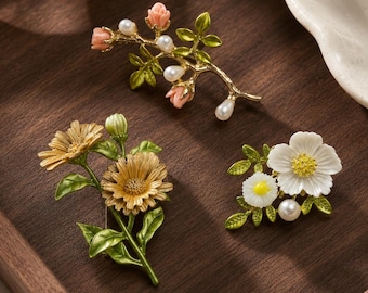 Broche met geboortemaandbloem, verguld emaille en parel reversspeld