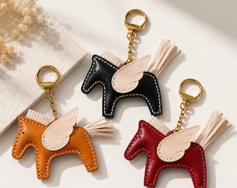 Fantasy Pegasus-tasbedel, handgemaakt leren tasaccessoire, gevleugeld paard sleutelhanger cadeau voor vrouwen
