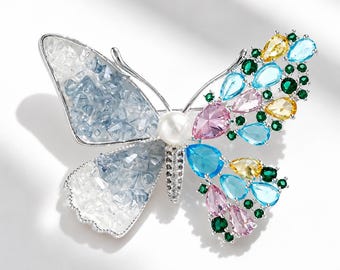 Kristallen vlinderbroche, insigne met zoetwaterparel en zirkonia, verzilverde reversspeld