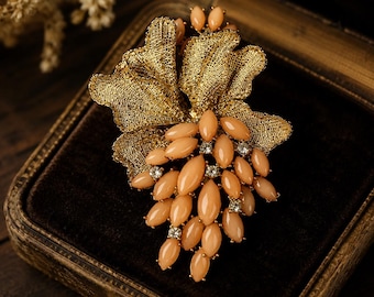 Vintage vergulde broche in de vorm van een druiventros, reversspeld in paleisstijl met strass-steentjes.