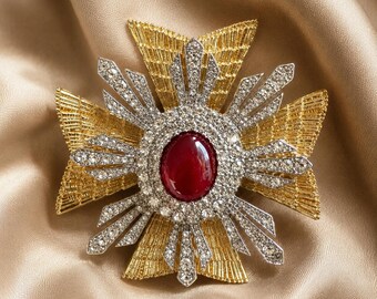 Vintage heraldische kruisbroche, verguld, rode steen, zirkonia accenten, opvallende pakspeld