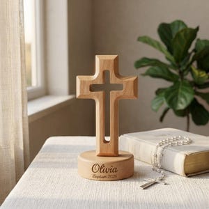 Może przedstawiać: Rustykalny drewniany znak z napisem "Welcome to our home" w białych literach. Znak ma postarzaną powierzchnię i prosty, zachęcający design, idealny do dekoracji wejścia.