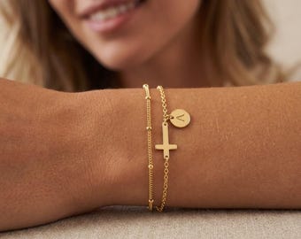 Gepersonaliseerde gelaagde zijwaarts gekruiste armband, initiële schijfbedel, minimalistische religieuze sieraden