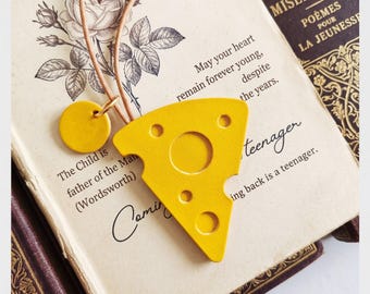 Leren hanger Zwitserse kaas, eigenzinnig wigaccessoire, leren foodie-bedel
