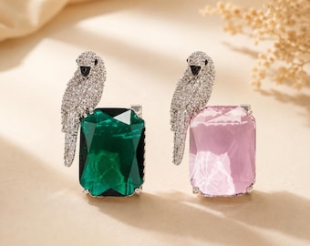 Kristallen papegaaienbroche, vogelspeld zirkoon, groenroze statement-sieraden, tropische accentsluiting