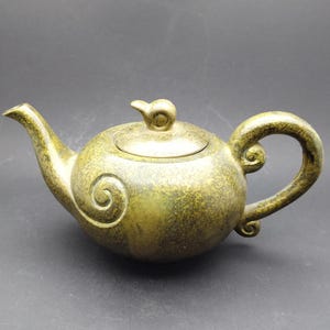 Puede incluir: Un juego de tres tazas de cerámica con acabado mate moteado. Las tazas son de color crema, marrón claro y marrón oscuro. Cada taza tiene un diseño simple y minimalista.