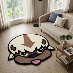 Puede incluir: Una taza de cerámica blanca con un asa negra y el texto "But First, Coffee" en un estilo manuscrito. La taza está sobre una superficie blanca. La taza mide 10 cm de alto.