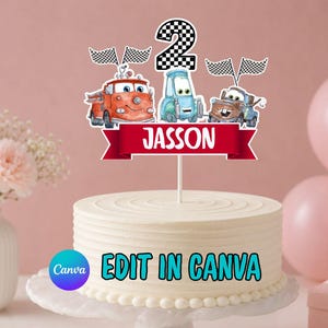 Peut inclure: Une décoration de gâteau avec un grand chiffre deux à motif damier noir et blanc, trois véhicules de dessin animé et une bannière rouge avec le nom JASSON en blanc. Le tout est posé sur un gâteau blanc avec le texte EDIT IN CANVA.