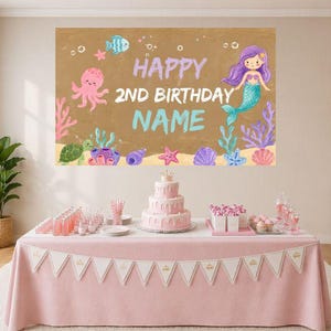Puede incluir: Un tel&oacute;n de fondo rectangular con fondo color canela, ilustrado con una sirena, un pulpo, una tortuga y vida marina. El texto HAPPY 2ND BIRTHDAY NAME aparece en morado, blanco y azul claro, junto con corales y conchas marinas.