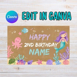 Puede incluir: Un letrero rectangular con fondo marr&oacute;n e ilustraciones submarinas que incluyen una sirena de cabello morado, un pulpo rosa, una tortuga verde, estrellas de mar y conchas. El texto dice HAPPY 2ND BIRTHDAY NAME e incluye un logotipo de Canva.