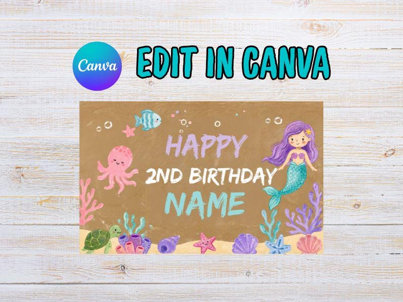 Puede incluir: Un letrero rectangular con fondo marr&oacute;n e ilustraciones submarinas que incluyen una sirena de cabello morado, un pulpo rosa, una tortuga verde, estrellas de mar y conchas. El texto dice HAPPY 2ND BIRTHDAY NAME e incluye un logotipo de Canva.