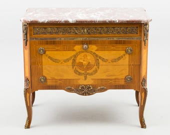 Cómoda antigua francesa con marquetería, tapa de mármol y detalles de latón.