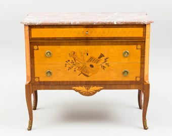 Mesita de noche de estilo antiguo con marquetería bordada. Mesita auxiliar clásica de estilo francés con tapa de mármol.