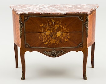 Mesita de noche francesa antigua con marquetería, tapa de mármol, adornos de latón y dos cajones.