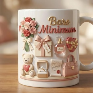 Puede incluir: Taza de cerámica blanca con un diseño decorativo que presenta un ramo de rosas, una caja de regalo, perfume, una caja en forma de corazón, un oso de peluche, una caja de anillos, una carta de amor y un bolso. La taza tiene la inscripción "Bare Minimum".