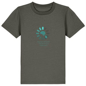 Peut inclure: Un t-shirt à manches courtes vert olive foncé avec un graphique représentant un cerveau entouré d'une icône de chargement et d'un curseur d'ordinateur. Sous le graphique, le texte indique : Any tool can know. The point is to understand.