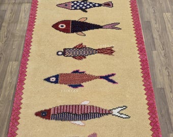 Alfombra de lana anudada a mano con diseño de peces koi: decoración de cocina beige con un toque de fantasía.