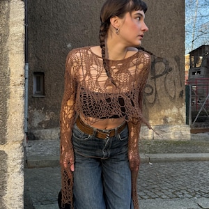 Haut transparent et haut court en résille dans un style vestimentaire de l'an 2000 Marron
