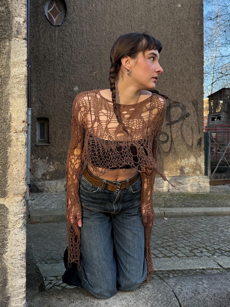 Haut transparent et haut court en résille dans un style vestimentaire de l'an 2000 Marron