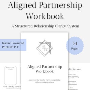 Puede incluir: Una taza de cerámica blanca con un asa negra y el texto "But First, Coffee" en un estilo manuscrito. La taza está sobre una superficie blanca. La taza mide aproximadamente 10 cm de alto.