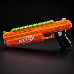 Op de afbeelding: Een oranje Nerf-pistool met een zwarte handgreep en groene accenten. Het speelgoedpistool heeft het Nerf-logo in het wit en een schedelafbeelding. Het pistool is ontworpen met een tactische rail en blauwe details.